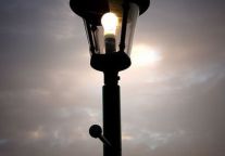 广告灯箱接在路灯上 酒店窃电有高招