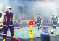 青岛一酒店浓烟四起 所幸无人员伤亡