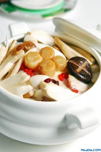 精选南方传统方法饲养的"走地鸡,搭配鲍鱼菇,鸡纵菇,松茸等多种珍贵