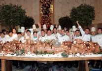 杭州黄龙饭店圣诞树根蛋糕爱心义卖