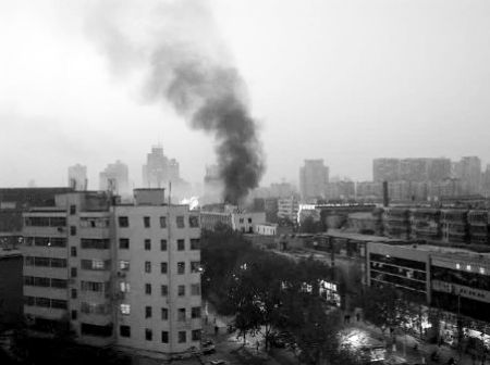 酒店着火，从5楼楼顶都能看见火光