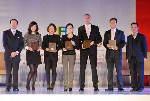图为酒店市场销售总监Henry Zhang领奖(右二) 图为酒店市场销售总监Henry Zhang领奖(右二)