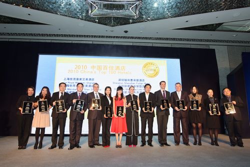 图为酒店市场传讯部经理Diana Bin领奖(左一) 图为酒店市场传讯部经理Diana Bin领奖(左一)