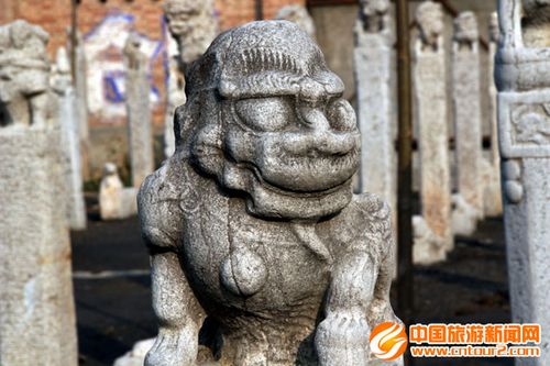 收藏的各种石狮、拴马桩等石头
