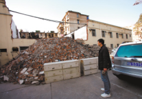 受香港路沉降影响　武汉高雄大酒店一栋楼被拆