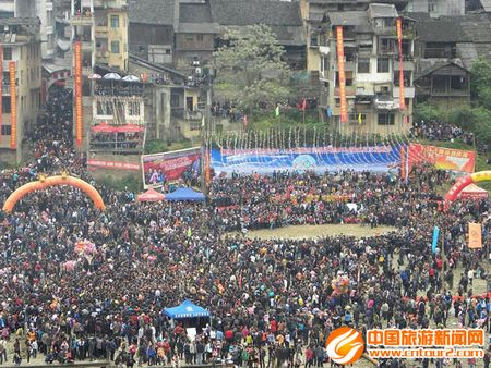 富禄2010年三月三花炮节主席台场面