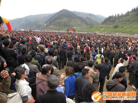 富禄2010年三月三花炮节一角人山人海