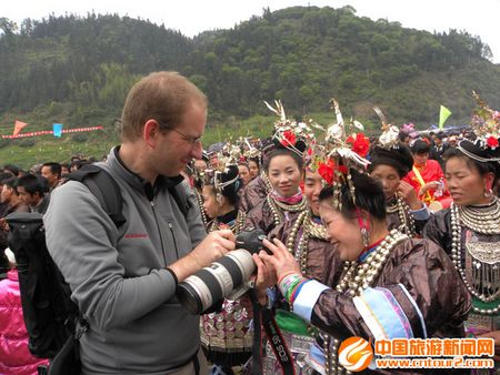 富禄2010年三月三花炮节抢花炮场面