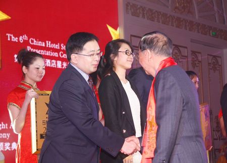酒店管理层代表、财务及业务支援总监李啓明先生(左二)到现场领奖