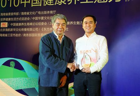 图为酒店总经理助理田珂代表酒店领取奖项