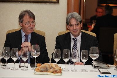 中国葡萄酒挑战赛大赛联合主席之一 Steven Spurrier 先生(左)与上海希尔顿酒店总经理 Guy Hutchinson 先生(右)