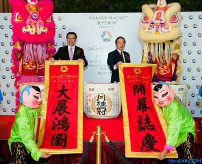 　　银河娱乐集团副主席吕耀东先生(左)及株式会社大仓饭店会长大仓喜彦先生(右)为澳门大仓酒店主持“开幕志庆”仪式。