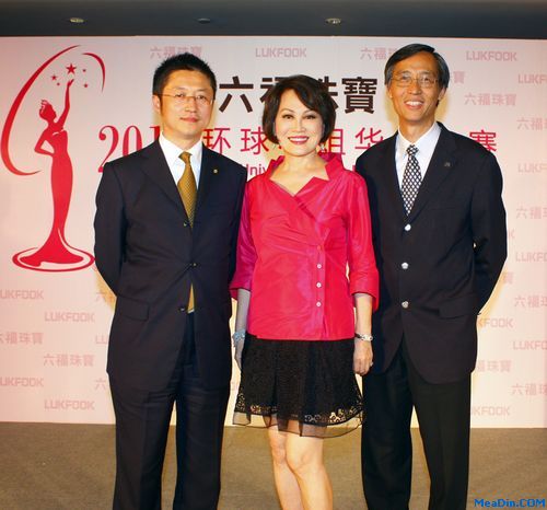 北京万达铂尔曼大饭店总经理麦卫春(右一)、副总经理李杰(左一)与靳羽西女士(中)亲切合影