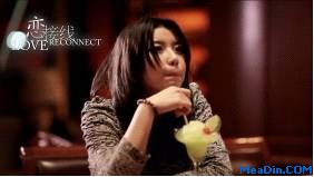 女主角Joanna独自来到酒吧