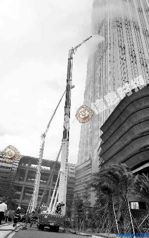 广州举行高层建筑消防演练。威斯汀酒店“着火”,消防出动云梯车灭火。