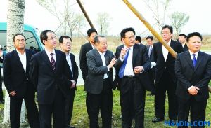 10月20日,吉林省委常委、市委书记高广滨陪同马来西亚郭氏兄弟有限公司、香格里拉集团及香港嘉里集团董事长郭鹤年先生在我市考察。