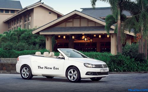 停放在金茂三亚希尔顿大酒店大堂前的大众进口汽车新Eos