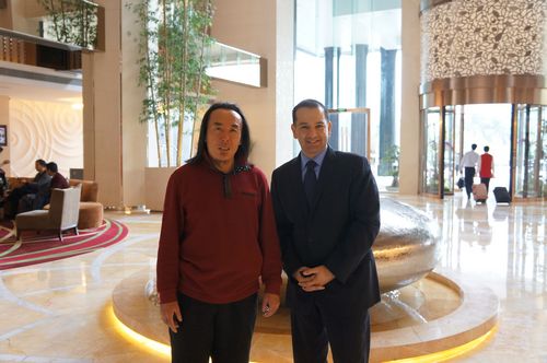 酒店行政助理经理尼古拉斯先生与翟鸿燊教授合影留念