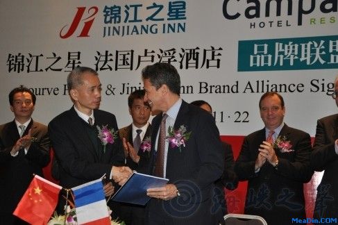 双方领导签字后紧紧握手