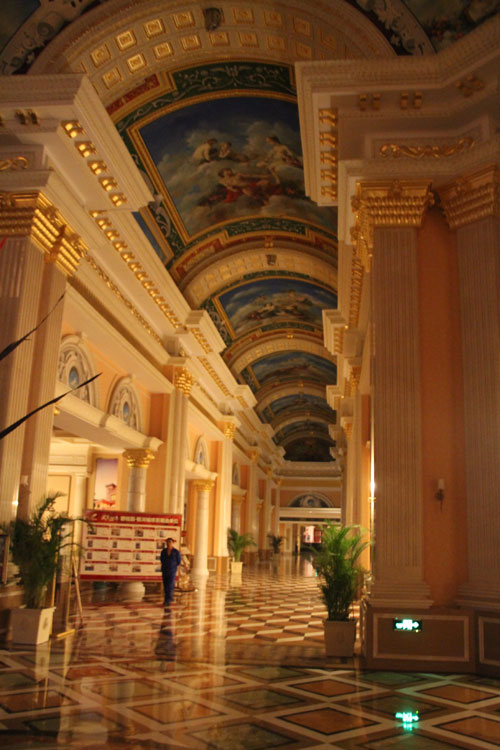 熄灯后的酒店大堂拱廊