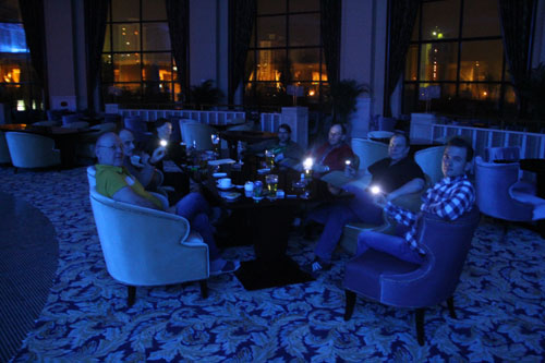 长住客人持手电筒在大堂吧饮酒