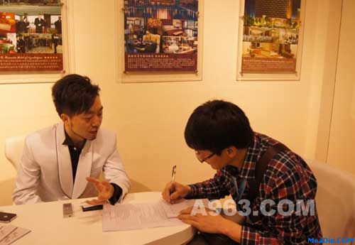 雅柏酒店家具营销总监肖仕建先生接受记者采访