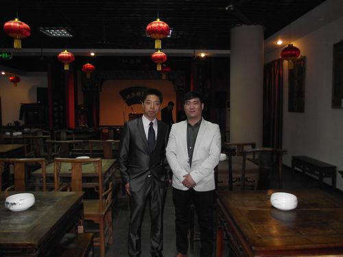 最佳东方郑州办事处负责人陈莹莹与郑州酒店人俱乐部成员合影留念