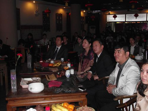 最佳东方郑州酒店人俱乐部成员认真聆听演讲