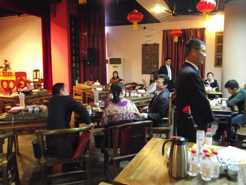 最佳东方郑州酒店人俱乐部成员正在热切交谈