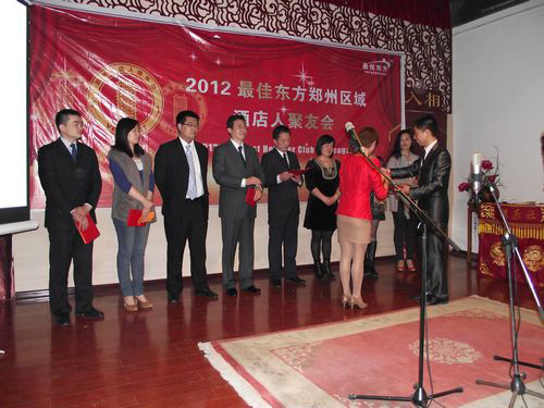 方蓉小姐为俱乐部组织机构成员颁发聘书