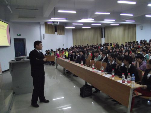 酒店代表正在介绍酒店现状