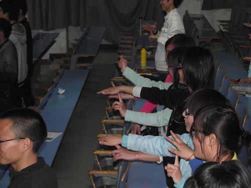 同学们在做互动小游戏