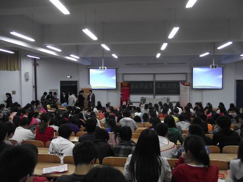 同学们正在陆续进场