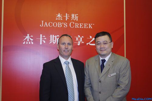 图为保乐力加品牌大使托尼·格雷先生(左)与酒店总经理梁恒先生(右)的合影留念。