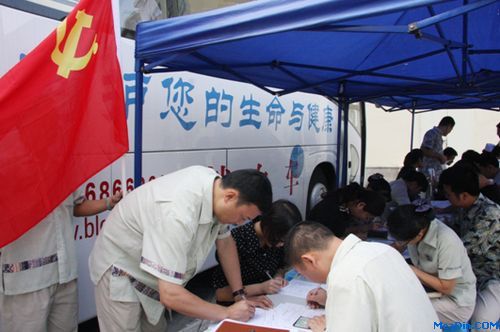 酒店献血人员认真填写表格