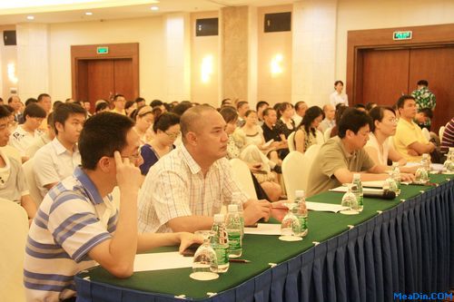 三亚市旅游发展委员会主任周春华女士、副主任唐嗣珗先生出席此次会议