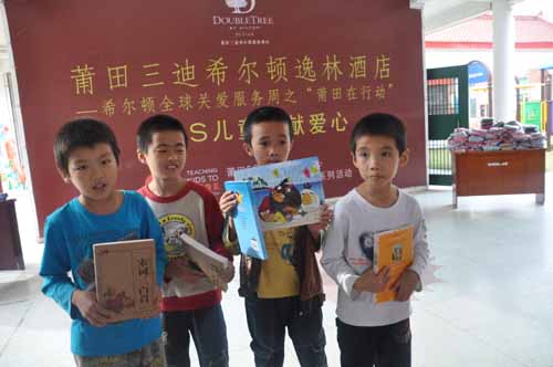 最先完成自己作品的小朋友在展示自己的拼图作品