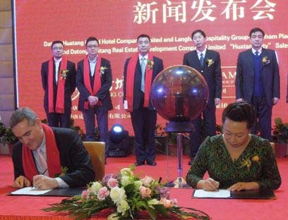 朗廷酒店集团业务拓展部副总裁谢尔琛(Andrew Jessop)先生(左)与大同市华唐大酒店有限公司总裁武菊花女士代表双方签约