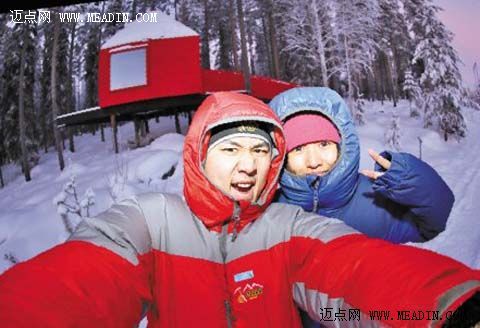 即将结束旅行时，祥子与小“蓝”房子合影