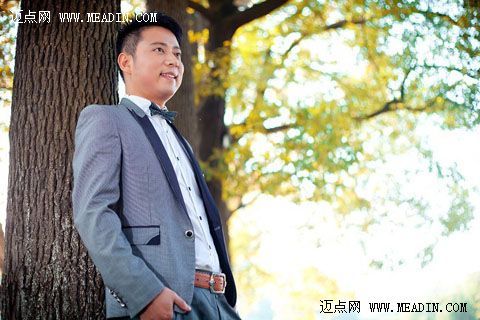 去年年底,他给自己置办了热闹的婚礼,众多亲朋好友送上祝福