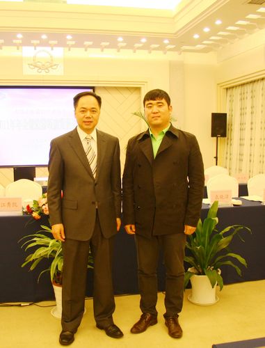 东方网升青岛办的负责人和奚晏平会长合影