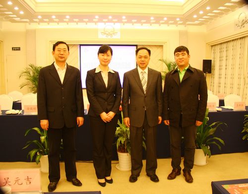 东方网升青岛办的负责人和奚晏平会长吴秘书长的合影