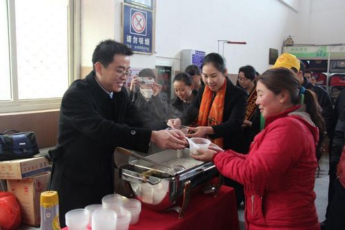 元宵节，远洲酒店在火车站里上演温馨一幕