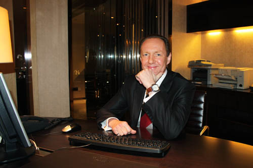 Mr.Uwe Guemmer