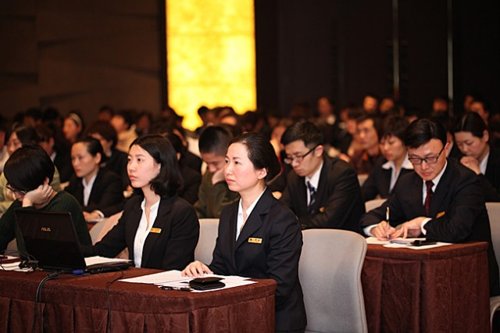 饭店各个部门与岗位的230多名管理人员及优秀员工参加了开学典礼