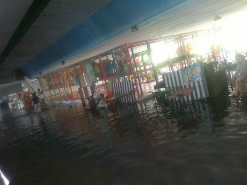 这原来是市民跳舞的地方，现在可以划船了。