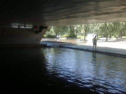 这原来是市民跳舞的地方，现在可以划船了。