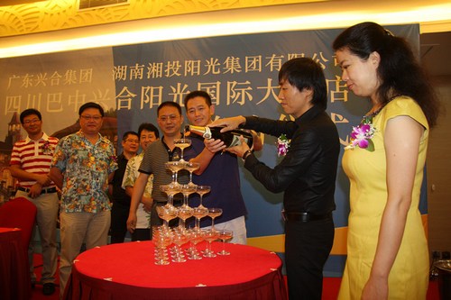 双方庆贺签约成功