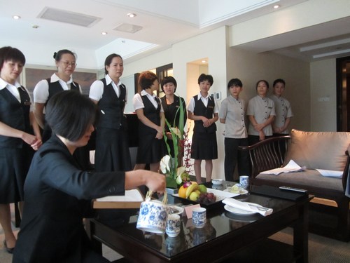 图四:管家部江主管正在为学员演示VIP接待操作中的欢迎茶服务