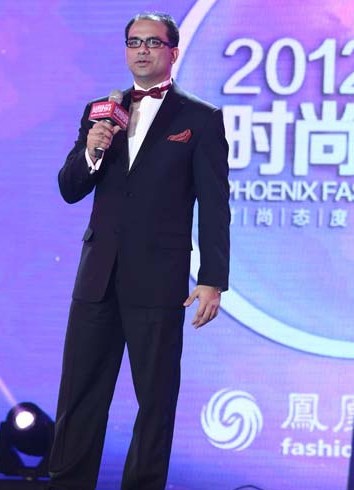 图为北京四季酒店总经理胡凯利先生上台领奖